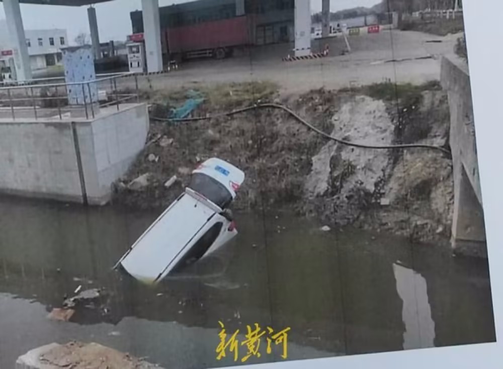 武汉120被指闯红灯撞车导致被撞司机溺水后“身败名裂”,急救中心回应