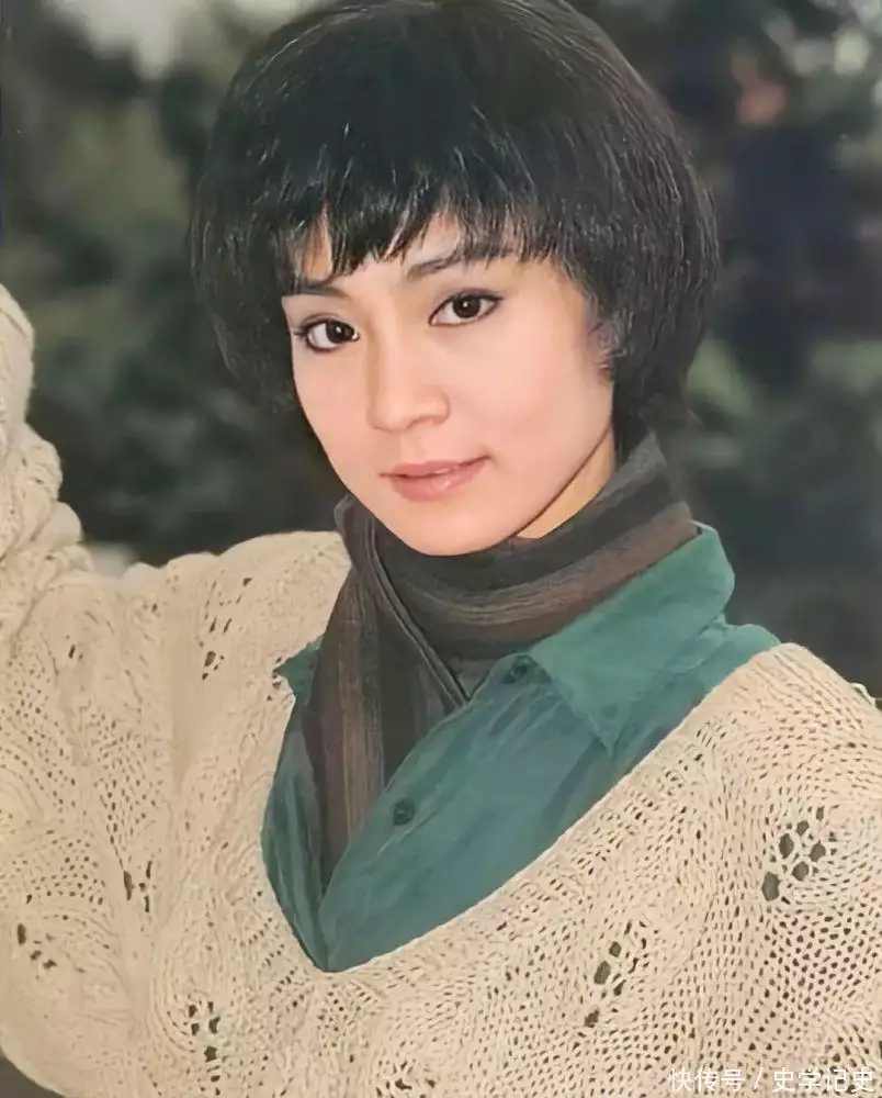 关之琳出现在Top Stream网络名人直播间!遇到网友吐槽:这么有钱还带货